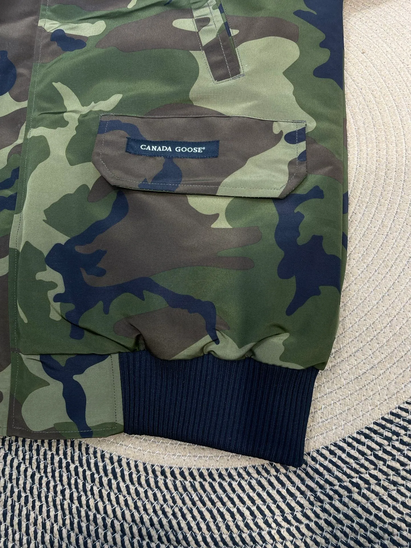 P780 high-end version Canada Goose Canada Goose #Chilliwack 7999M bomber jacket short down jacket/01 model #Men and Women Same Style# ➖ Genuine synchronous anti-counterfeiting chip sensor! ➖ Imported 21S polyester-cotton blended original fabric [last year’s 16S/18S hard fabrics have been completely eliminated, this year all use 21S genuine synchronous fabrics, the soft mid-strap feels delicate and textured], genuine synchronous Feather-Light 10D waterproof coating fabric, made of 84.5 polyester fiber and 15.5 cotton, 100% the best feel in the entire network! ➖ The genuine official website is synchronized with the national standard 80 white duck down, you can check the official website customer service, there will never be a series of misleading claims such as 90 down or goose down! ➖ Using the best nylon lining with double double-layer sealing design, velvet-proof No. 7 needle + grid-filled down ready-made garments, there is 100% no so-called velvet running! ➖ The cuffs are designed with thickened seamless threads, and the collar and pockets are lined with top-quality polar fleece to keep you warm and comfortable! ➖ Yoshida YKK provides original custom-made electroplated sliders. YKK two-way lockable zippers are tight and smooth and will not peel off paint! ➖ 3M composite guarantees that the Velcro is the same as the original, durable, and all accessories and hardware are custom-made! ➖ Imported BEHRINGER embroidery machine to customize the 10,000-needle embroidery logo, 98% of which can be reproduced to restore the original logo. You can check and compare on the official website! ➖ The fur collars are all made of large pieces of Western Canadian blue wolf hide, ensuring that each fur collar is 13-15cm wide!   Size:XS-XXL